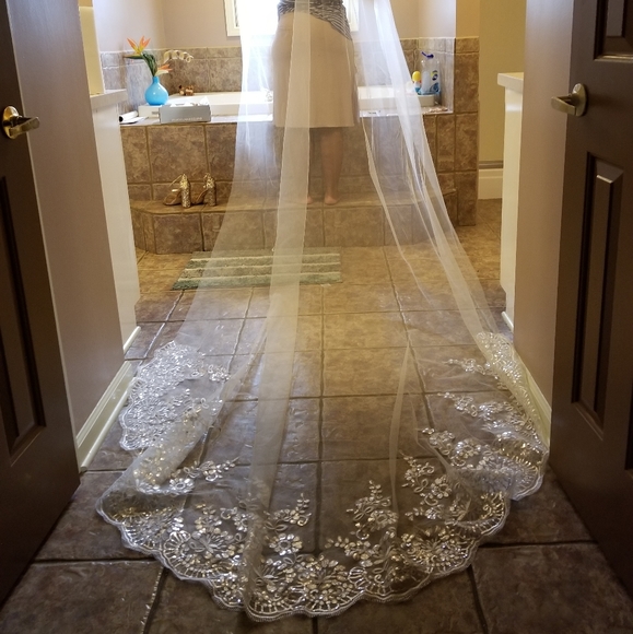 Full lace wedding dress and veil combo - Picture 8 of 8